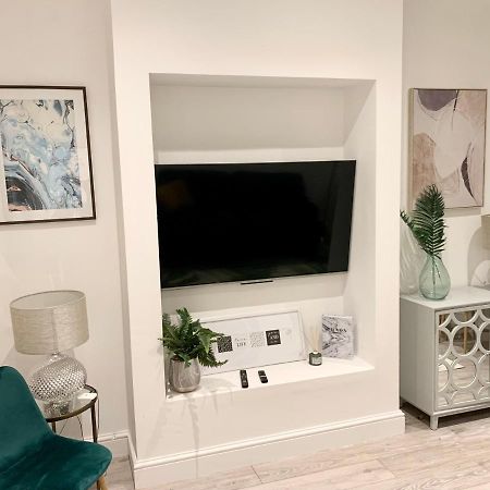 Modern 2 Bedroom Apartment With Private Garden Near Canary Wharf Londýn Exteriér fotografie