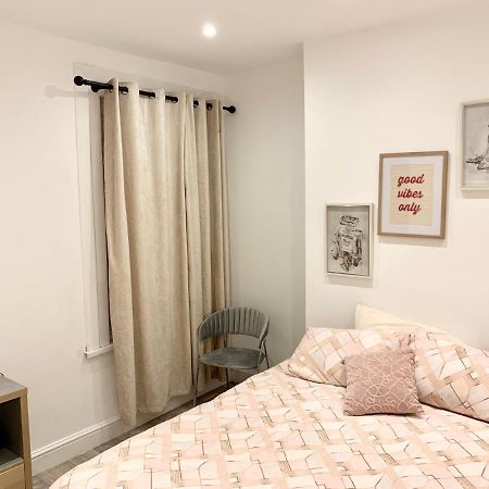 Modern 2 Bedroom Apartment With Private Garden Near Canary Wharf Londýn Exteriér fotografie