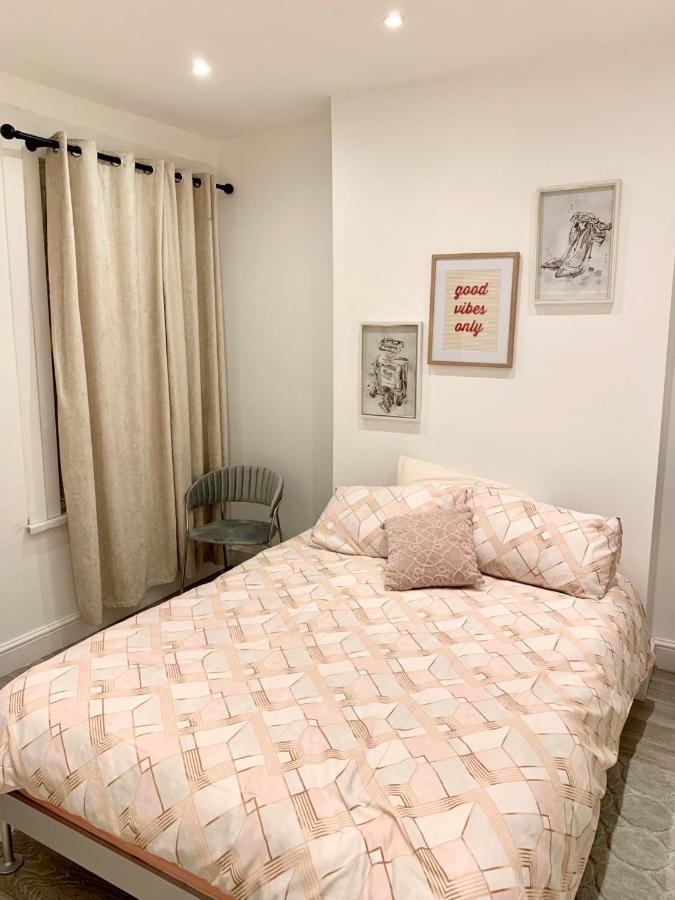 Modern 2 Bedroom Apartment With Private Garden Near Canary Wharf Londýn Exteriér fotografie