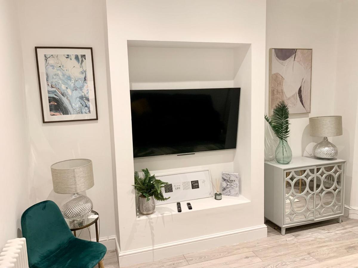 Modern 2 Bedroom Apartment With Private Garden Near Canary Wharf Londýn Exteriér fotografie