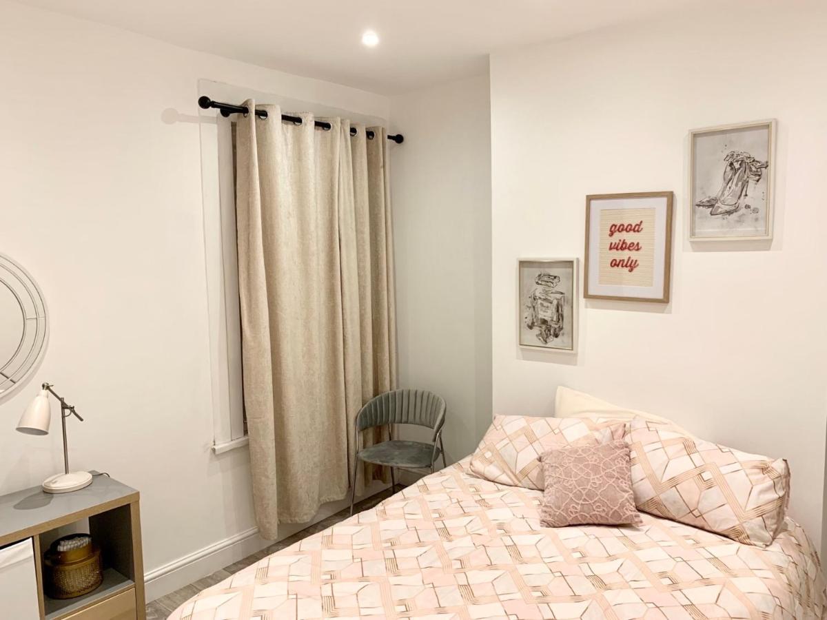 Modern 2 Bedroom Apartment With Private Garden Near Canary Wharf Londýn Exteriér fotografie